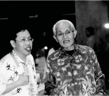  ?? — Photo from Facebook/Dr ?? Dr Sim is seen with Taib during happier times. Sim Kui Hian