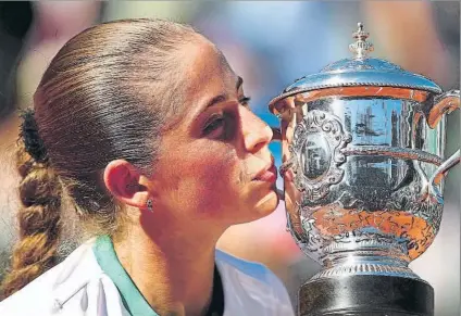  ?? FOTO: GETTY ?? Jelena Ostapenko besa la Copa Suzanne Lenglen de campeona de Roland Garros. Con 20 años cumplidos en París, ya una reina