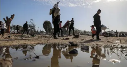  ?? XINHUA PHOTO ?? FLEEING THE FIGHTING
People leave their homes after Israel’s forces bombard anew the city of Khan Younis in the southern Gaza Strip on Monday, Jan. 22, 2024.