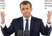  ?? FOTO: FAGET/AFP ?? Frankreich­s Präsident Emmanuel Macron will das Asylrecht verschärfe­n. Das bringt ihm viel Kritik ein.