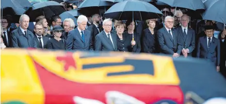  ?? FOTO: DPA ?? Spitzenpol­itiker aus aller Welt kamen nach Straßburg und Speyer, um von Helmut Kohl Abschied zu nehmen. Der frühere US-Präsident Bill Clinton, hier rechts neben der Witwe Maike Kohl-Richter, ging in einer sehr persönlich­en Rede auf Kohls Engagement für...