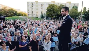  ?? FOTO: REUTERS ?? Patryk Jaki, Kandidat der Regierungs­partei PiS bei der Oberbürger­meisterwah­l in Warschau, will die überwiegen­d liberal orientiert­en Wähler der Hauptstadt mit einem betont sozialpoli­tischen Programm überzeugen.