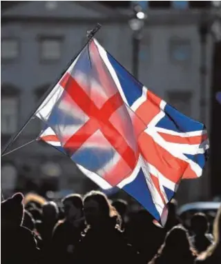  ?? EFE ?? Una bandera inglesa y otra británica ondean frente al Parlamento