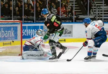  ?? Foto: Jan Huebner ?? Der Puck fliegt hinter Mannheims Torwart Dennis Endras ins Tor, Drew LeBlanc trifft zum 2:1 für die Panther. Es war die späte Führung in der 54. Minute, die die Augsburger gar noch zu einem 4:1-Sieg ausbauten.