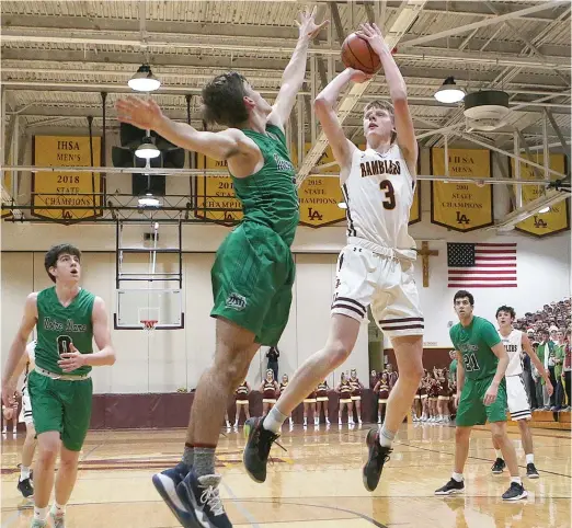  ?? ALLEN CUNNINGHAM/FOR THE SUN-TIMES ?? Loyola’s Bennett Kwiecinski, shooting against Notre Dame’s Frank Lynch, had eight points and five rebounds on Friday in Wilmette.
