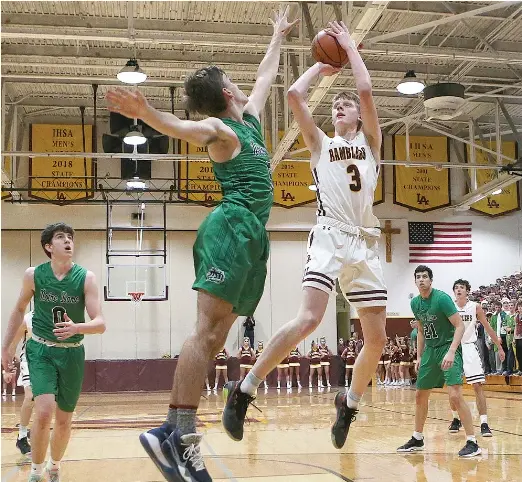  ?? ALLEN CUNNINGHAM/FOR THE SUN-TIMES ?? Loyola’s Bennett Kwiecinski, shooting against Notre Dame’s Frank Lynch, had eight points and five rebounds on Friday in Wilmette.