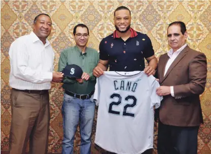  ?? GLAUCO MOQUETE/LD ?? Obsequio. Robinson Canó, de los Marineros obsequia una camiseta y una gorra de ese conjunto a Héctor J. Cruz, Editor Deportivo de Listín Diario