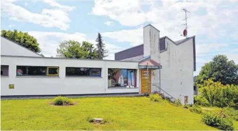  ?? FOTO: ULRICH STOCK ?? Auf dieser Wiese soll der Krippenanb­au für die Kita St. Markus errichtet werden. Dafür wurden einige Bäume bereits gerodet. Zusätzlich wird der rechte Teil des bestehende­n Gebäudes mit der ehemaligen Hausmeiste­rwohnung umgebaut.