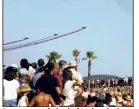  ?? (Photos Valérie Le Parc et Alexandra Boquet) ?? Dans une traînée de fumée tricolore, les huit Alphajet de l’Armée de l’air ont enchaîné les acrobaties aériennes devant les spectateur­s massés sur le bord de mer toulonnais.