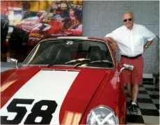  ??  ?? Le musée Gilles-villeneuve rendra hommage au pilote québécois Jacques Duval l or s d’ une exposition qui se tiendra tout l’été. Deux voitures, dont cette Porsche 911, feront revivre les belles années 1970 du circuit Mont-tremblant.