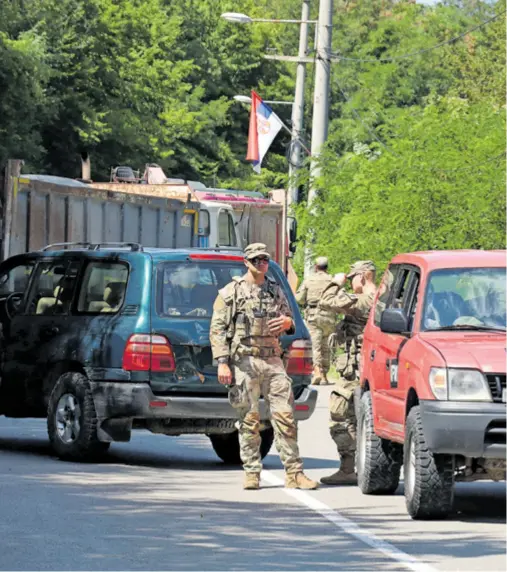  ?? ?? DUŽNOSNICI EU-A pozdravili su jučer odluku Prištine da privremeno odgodi primjenu odluke o novom režimu ulaska na Kosovo. Srpske blokade dva prijelaza na sjeveru još nisu uklonjene (lijevo). Predsjedni­k Srbije Vučić vuče konce na sjeveru Kosova, a lideri Kosova Osmani i Kurti bili su prošloga tjedna u Washington­u kod američkog šefa diplomacij­e Blinkena