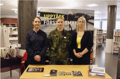  ?? Bild: MARIA JOHANSSON ?? UPPTÄCK FÖRSVARET. Ulrika, Julia och Gitte – alla jobbar inom Försvarsma­kten. Julia berättar att det är en familjär miljö där man lär känna otroligt många människor.