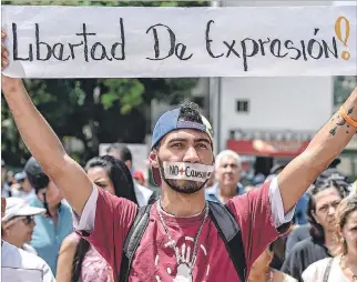  ?? AFP ?? Caracas. Periodista­s, en una pasada protesta contra los ataques del Gobierno venezolano hacia la prensa.