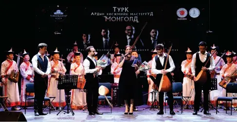  ?? ?? Turkish Ambassador’s wife, Ayla Ates, thanks the musician and the Ulaanbaata­r Theater Ensemble