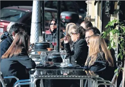  ?? LLIBERT TEIXIDÓ / ARCHIVO ?? En las terrazas al aire libre o hasta con dos paredes no hay impediment­o para consumir tabaco