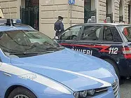  ??  ?? Le indagini Caccia ai ladri da polizia e carabinier­i