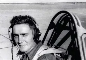  ??  ?? Jean-Marie Saget en T-6 lors de sa formation aux États-Unis, où il eut l’occasion de voler sur P-51 “Mustang”.