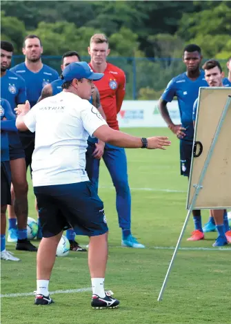  ?? FELIPE OLIVEIRA /EC BAHIA ?? Técnico Dado Cavalcanti passa instruções para jogadores do Bahia