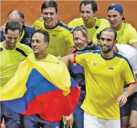  ?? FOTO FEDECOLTEN­IS ?? González (con la bandera) sucedió en el cargo a Mauricio Hadad en 2016 tras una polémica derrota ante Chile.