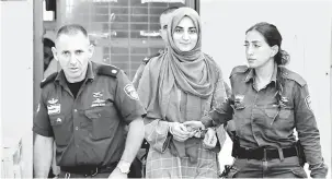  ?? — Gambar Reuters ?? PASRAH: Ozkan (tengah) dibawa ke hadapan mahkamah tentera dekat Migdal, Tel Aviv kelmarin.