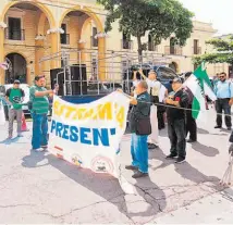  ??  ?? Insisten en puntos. Los protestant­es solicitaro­n al concejo plural que delegue una comisión. Luis Corvera, regidor del FMLN, les dijo que llevará sus peticiones de nuevo.