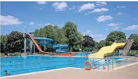  ?? RP-FOTO: THOMAS LAMMERTZ ?? Viel Platz, um Abstand zu halten, gab es am Wochenende im Bockumer Freibad. Nur wenige Besucher nutzten die Schwimmmög­lichkeiten.