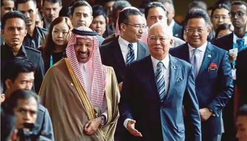  ?? PIC BY AIZUDDIN SAAD ?? Prime Minister Datuk Seri Najib Razak and Saudi Arabia’s Energy, Industry and Mineral Resources Minister Khalid A. Al-Falih (to Najib’s right) arriving at the 19th Asia Oil and Gas Conference in Kuala Lumpur yesterday. With them are Defence Minister...