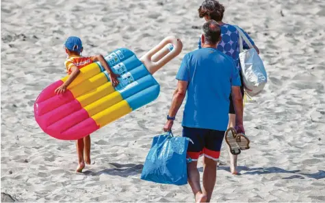  ?? Foto: Jens Büttner, dpa ?? Viele Familien warten seit Monaten sehnsüchti­g auf ein bisschen Erholung am Strand.