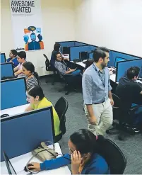  ??  ?? COBERTURA. La mayoría de empleados de call centers son jóvenes que estudian y trabajan.