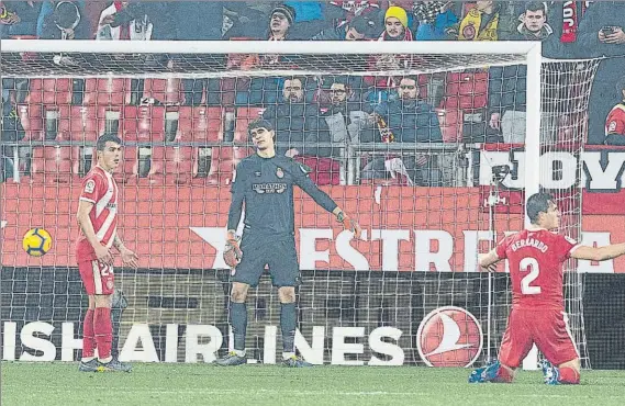  ?? FOTO: PERE PUNTÍ ?? Pedro Porro, Bono y Bernardo se lamentan dentro del área del Girona tras encajar el segundo gol del Huesca, obra del argentino Chimy Ávila