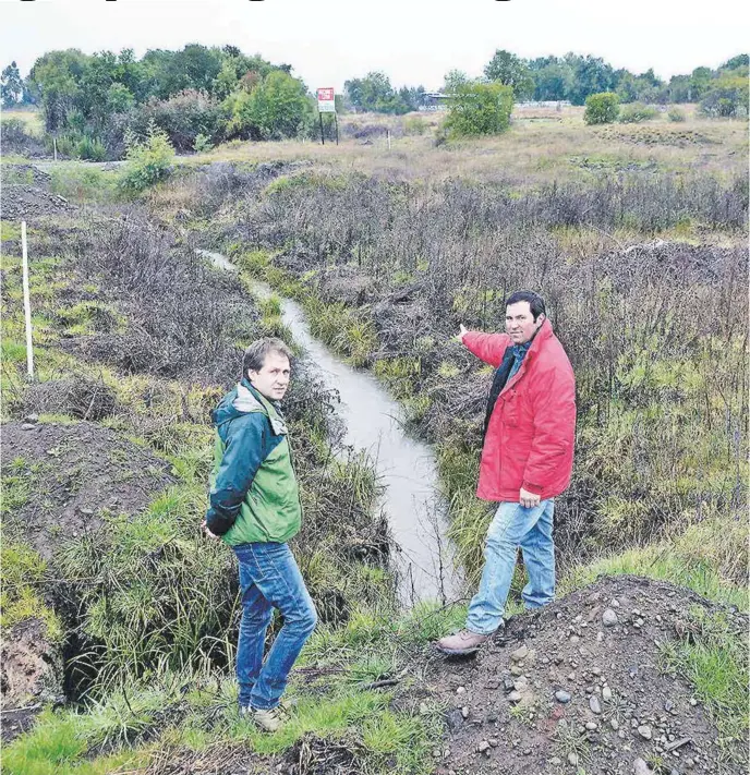  ??  ?? EMPRESARIO GANADERO ENRIQUE LABBÉ, junto al líder vecinal Luis Esteban Ortega que señala el lugar donde quería instalarse la planta de plomo.