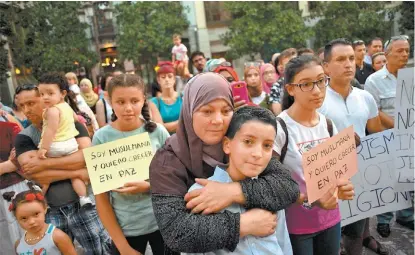  ?? JORGE GUERRERO/AFP ?? Musulmanes de Granada, España, repudiaron los actos de los extremista­s en nombre de su religión.