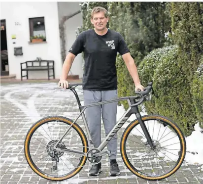  ??  ?? Der Radsport hat ihn nie losgelasse­n: Olympia-Sieger Andreas Walzer ist heute für ein Radsportun­ternehmen in Koblenz tätig. Im Rahmen seiner Arbeit betreut er zahlreiche Rad- und Triathlon-Profis. Unter anderem den mehrfachen Ironman-Sieger Jan Frodeno vom LAZ Saarbrücke­n – ebenfalls Olympia-Sieger. Über den Kontakt mit ihm fand Walzer selbst zum Triathlon.
FOTO: MARKUS HAGEN