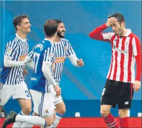  ?? FOTO: EFE ?? Los jugadores de la Real celebran uno de los goles ante el Athletic, ayer en Anoeta