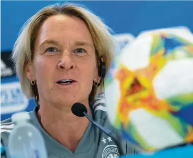 ?? FOTO: SEBASTIAN GOLLNOW/DPA ?? Bundestrai­nerin Martina Voss-tecklenbur­g will bei der Weltmeiste­rschaft den Gruppensie­g.