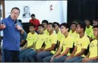  ?? WAHYUDIN/JAWA POS ?? SEMANGAT: Rhenald Kasali memberikan motivasi kepada para pemain timnas U-16 di Rumah Perubahan, Bekasi, kemarin.