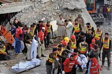  ?? (AFP) ?? Rescue workers carry the remains of the blast victims from the debris of a damaged mosque in Peshawar on Monday