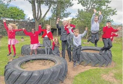  ?? Picture: Steven Brown. ?? Fife Provost Jim Leishman with pupils from Kirkton of Largo Primary School.