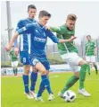  ?? FOTO: FURTHMAIR ?? Illertisse­ns Moritz Nebel am Ball im Spiel gegen den FC Schweinfur­t. Dahinter Marco Hahn, der in Fürth gesperrt fehlt.