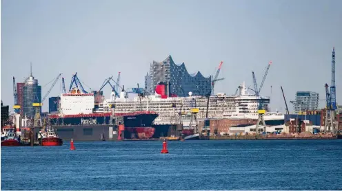  ?? Foto: dpa/Axel Heimken ?? Bald mehr Kreuzfahrt- als Containers­chiffe? Der Hamburger Hafen leidet unter Russland-Embargo und dem stockenden Welthandel.