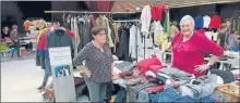  ??  ?? Un stand a connu le succès lors du « vide-dressing - bourse aux jouets » du 2 décembre à Rodez. Cette action profitera à l’équipement de la salle de classe, au repas et aux salaires des institutri­ces.