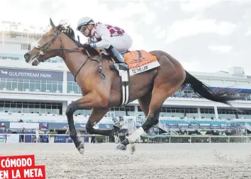  ?? Lauren King / Coglianese Photos, Gulfstream Park via AP) ?? Manuel Franco lleva fácil a Tiz the Law a la meta en el Florida Derby del Gulfstream Park. El ejemplar ganó por tres cuerpos el clásico de Grado 1.