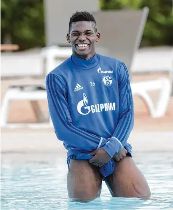  ??  ?? Auch für Breel Embolo und den FC Schalke geht es am Wochenende weiter. Bitter für die Gelsenkirc­hener: Wahrschein­lich werden sie in der Rückrunde nicht so viel Grund zur Freude haben wie noch vor der Winterpaus­e.