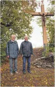  ?? FOTO: WOLFGANG LUTZ ?? Otto Käppeler (links) und Reinhold Eisele freuen sich über das neue Feldkreuz.