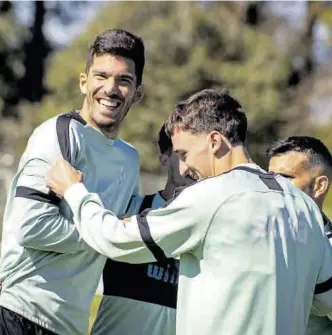 ?? SD Huesca ?? Carlos Gutiérrez y Kortajaren­a se ríen durante la sesión de este viernes.