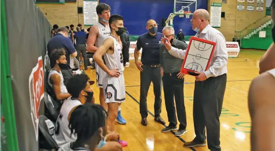  ?? ALLEN CUNNINGHAM/SUN-TIMES ?? DePaul Prep coach Tom Kleinschmi­dt led the Rams to consecutiv­e victories against Young, Fenwick and Evanston in the Chipotle Clash of Champions.