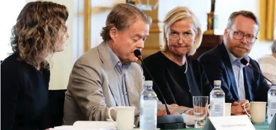  ?? FOTO: OLAV OLSEN ?? Flere enn likestilli­ngsministe­ren reagerte da styreleder og eier i Norgesgrup­pen, Knut Hartvig Johannson, stilte spørsmål om hvor godt begrunnet en 50/50-fordeling egentlig er. Slik reagerte Berit Kjøll som også hadde innspill til statsråden­e. Til...