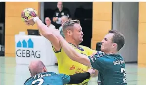  ?? FOTO: RÜDIGER BECHHAUS ?? Jan Roschig (mit Ball) warf auswärts gegen Rhede vier Tore für die HSG Ve/Ru/ Ka zum 29:18-Erfolg.