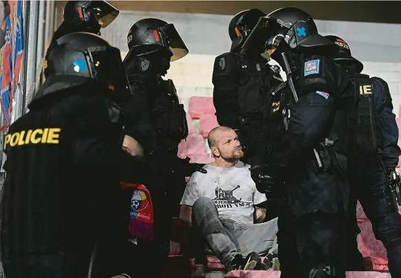  ?? Foto: Michal Sváček, MAFRA a ČTK ?? V akci Po sobotním šlágru Sparta–Plzeň (4:0) zůstala pachuť po výtržnoste­ch. Policie musela zasáhnout a nakonec vyklidit sektor s plzeňskými fandy.