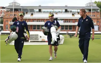  ?? PA WIRE ?? LOOKING FORWARD TO LEADERSHIP: As stand-in Proteas captain, Dean Elgar (centre) will be looking to play on the insecuriti­es of England.